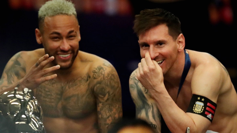 <p>Ancak Neymar'ın bu kez de gülerken kameraya takılan pozları dikkat çekti. </p>