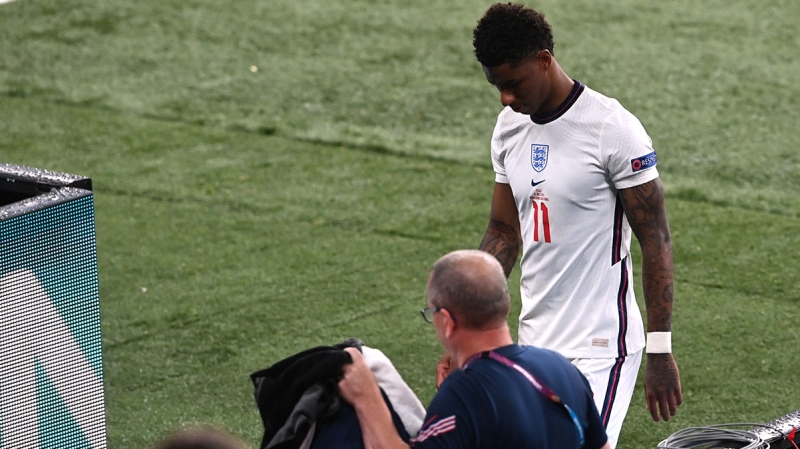 <p><b>NELER YAŞANDI?</b></p><p><br></p><p><b>Saka</b>, <b>Sancho </b>ve <b>Rashford</b>'ın Twitter ve Instagram üzerinde geçmişte yaptığı paylaşımlara yorum ekleyen birçok kullanıcı, <b>maymun emojileri ve ırkçı ifadeler </b>kullandı.</p>