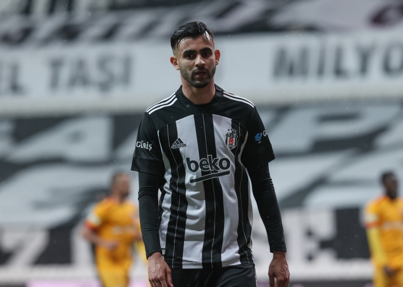 <p>Galatasaray'ın Leicester City'ye, Beşiktaş'a oranla 500 bin euro daha fazla bonservis, oyuncuya da 400 bin euro fazla maaş verdiği iddia edilmişti.</p>