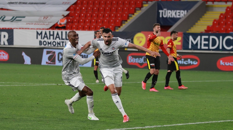<p>Beşiktaş derbilerinde ise Siyah-Beyazlı taraftarların ona tepki göstermesi bekleniyor. </p>