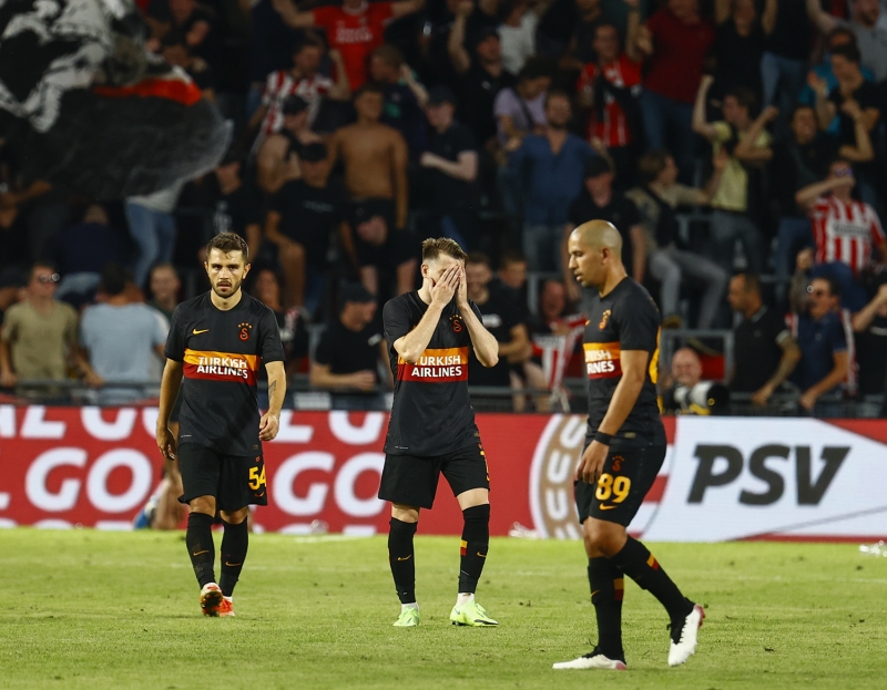 <p><b>SOFIANE FEGHOULI</b></p><p><br></p><p>Geçen sezon içinde birçok maçta bekleneni veremeyen Sofiane Feghouli, PSV karşılaşmasında sınıfı geçemedi. </p>