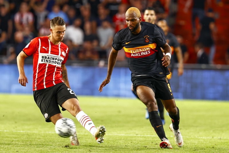 <p>Hücum anlamında ilerde top tutması ve takımı rahatlatması istenen Hollandalı futbolcu etkisiz performansı sonrası 60. dakikada oyundan çıktı ve yerini Mostafa Mohamed'e bıraktı.</p>