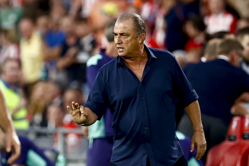 <p>'Bana şartlar ne olursa olsun destek veren taraftarımıza, hocam Fatih Terim'e, teknik heyete, takım arkadaşlarıma, kulüp çalışanlarımıza ve Galatasaray'ın büyük ailesine çok teşekkür ederim.' </p>