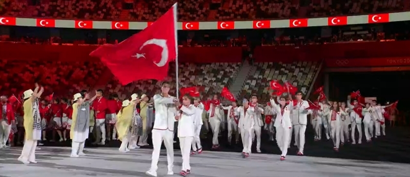 <p>Milli kafilemizin Tokyo2020 açılış törenindeki geçişinde bayrağımızı milli yüzücülerimiz Berke Saka ve Merve Tuncel taşıdı. </p>
