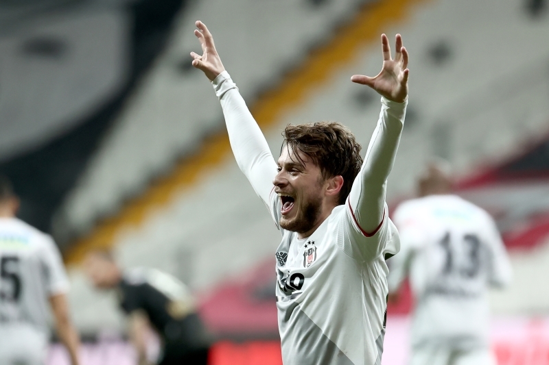 <p>Ancak senelik 3 milyon Euro kazanan <b>Adem Ljajic</b>, <b>'Daha iyi bir teklif gelmediği sürece Beşiktaş'tan hiçbir yere gitmem'</b> dedi.</p>
