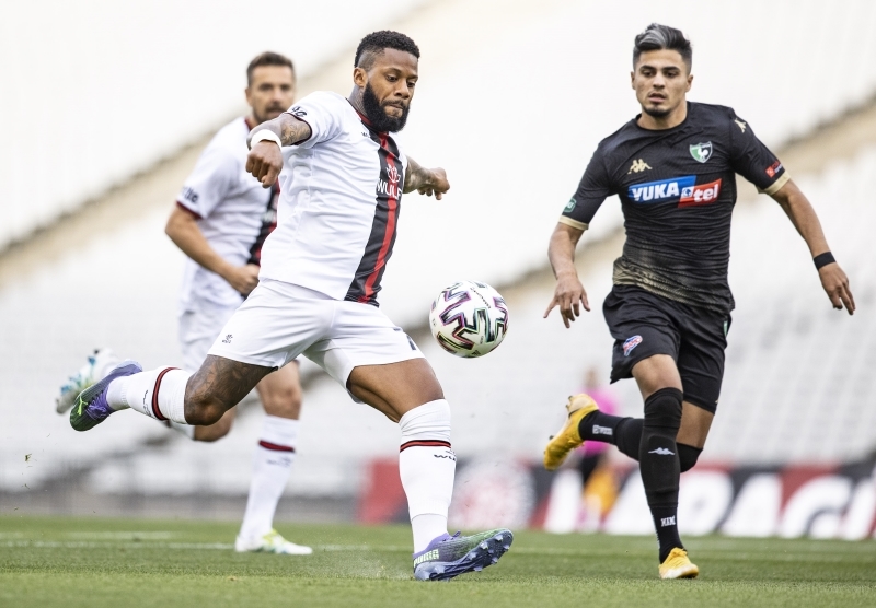 <p><b>'KARİYERİMDEKİ EN İYİ SÖZLEŞME'</b><br></p><p><br></p><p>Kulübe katıldığı günden beri vasatı aşamayan, yıllık 1.9 milyon Euro maaşı bulunan<b> Jeremain Lens</b> ise <b>'Kariyerimde yaptığım en iyi sözleşme'</b> yorumunu yaptı. </p>