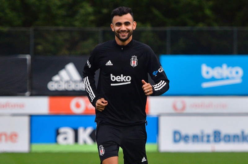 <p>Lakin <b>Galatasaray</b>'�n<b> </b>da araya girmesi ile bu transfer hi� kolay olmad�. Sezon sonunda y�netim Ghezzal ile anla�sa da iki hafta �nce G.Saray da Cezayirli oyuncu i�in teklif sundu. </p>