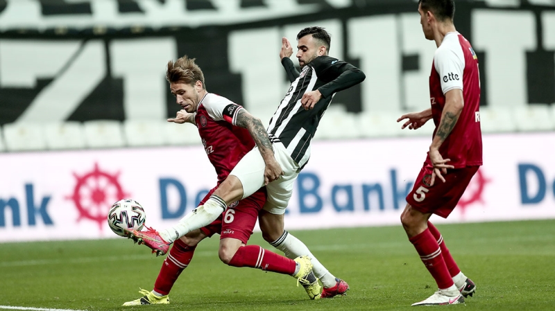 <p>Bunun �zerine y�ld�z oyuncunun menajeriyle konu�arak<b> 'Be�ikta�'ta hayata d�nd�m. Ba�ka tak�mda oynamak istemiyorum'</b> demesi g�r��melerde havay� yumu�at�rken, kar��l�kl� fed�karl�klarla taraflar el s�k��t�. </p>