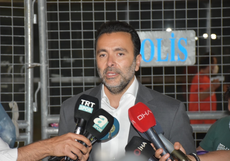 <p>Masada Be�ikta�'� temsil eden Futbol �ube Sorumlusu Emre Kocada� da <b>'Futbolcu Be�ikta�'� istiyor fakat siz �srarla Be�ikta�'tan ay�rmak istiyorsunuz. Kul�b�m�z�n transfer politikas� belli. Be�ikta�'�n menafaatlerini d���nmek zorunday�z. 2 milyon 200 bin Euro'dan fazla veremeyiz. Zaten futbolcu da bu rakama raz� oldu, sizin �srar�n�z� anlayam�yoruz'</b> yorumunu yapt�.</p>