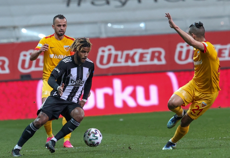 <p>Kocada� ayr�ca <b>Rosier</b>'e <b>y�ll�k 1 milyon 200 bin Euro</b>, Sporting'e de <b>3 milyon Euro bonservis</b> vereceklerini s�yledi.</p><p><br></p><p>H�rriyet</p>