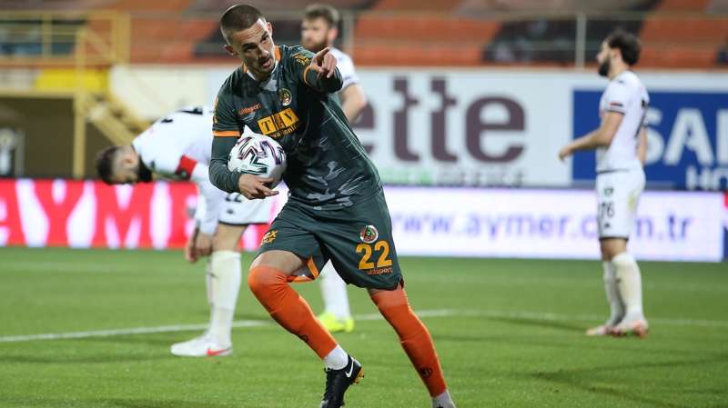 <p><b>İKİNCİ KAP: BERKAN</b></p><p><br></p><p>Patrick van Aanholt transferinin yanı sıra Berkan Kutlu transferini de açıklamaya hazırlanan<b> Galatasaray, Alanyaspor ile son görüşmesini bu akşam yapacak.</b></p>