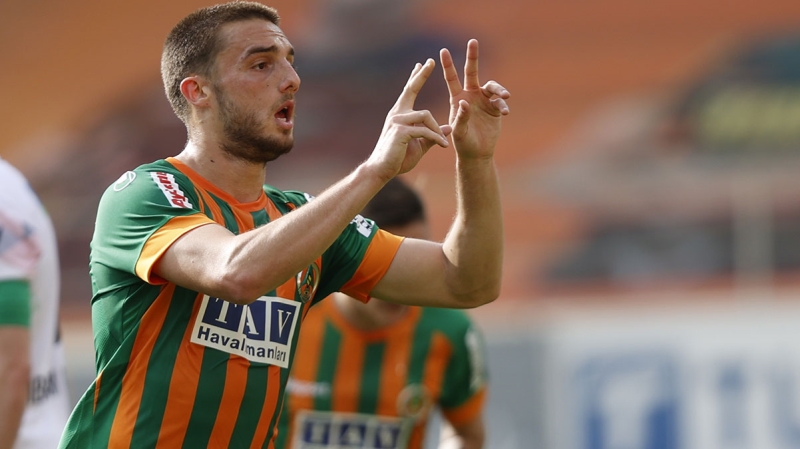 <p><b>3 MİLYON EURO</b></p><p><br></p><p>Alanyaspor ile prensip anlaşmasına varan ve Berkan Kutlu için 3 milyon euro ödeyecek olan<b> Galatasaray'ın bu transferi de en geç cuma gününe kadar açıklaması bekleniyor.</b></p><p><b><br></b></p><p>Sporx</p>