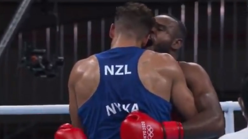 <p>Müsabakayı 5-0 kazanarak üst tura kalan Nyika, maç sonu yaptığı açıklamada, hakemin bu olayı görememesinin talihsizlik olduğunu belirterek, <b>'Hakem bize çok yakın olmasına rağmen rakibimin bu eylemini bence göremedi. Kulağımı ağzına almayı başaramadı. Bunun için şanslıyım.'</b> dedi.</p>