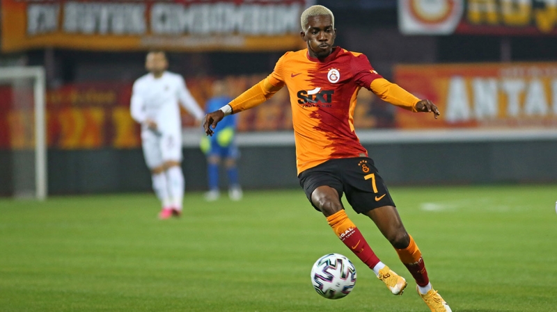 <p><b>GALATASARAY'IN DA GNDEMNDEYD</b><br></p><p><br></p><p>Galatasaray'n da ksa sre nce transfer listesinde bulunan Onyekuru, getiimiz sezonun ikinci yarsn kiralk olarak geirdii sar krmzllarda 14 Sper Lig mana kp 5 gol 4 asistlik performans sergilemiti.</p>