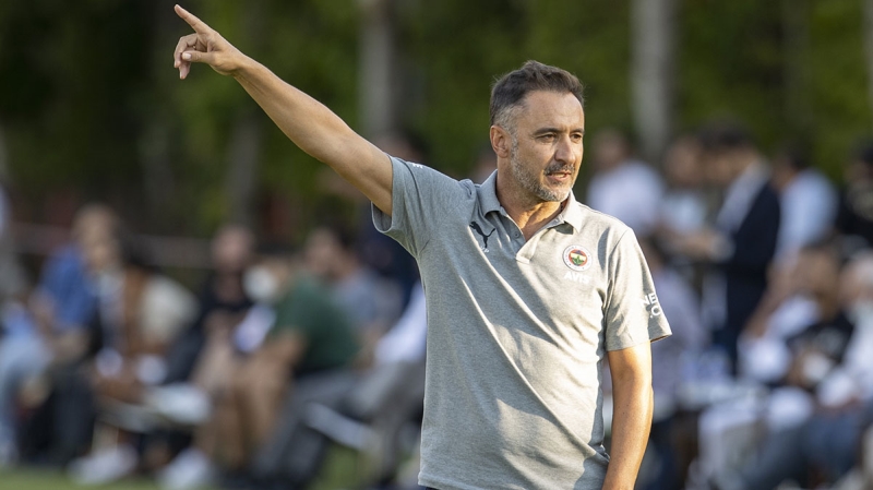 <p>Sarı-lacivertli takımda ayrılmasına kesin gözüyle bakılan oyuncu performansıyla tüm dikkatleri üzerine çekti. Pereira satılması beklenen sarı-lacivertli futbolcuyu şu an için yeni oyun sisteminde değerlendirecek.</p>