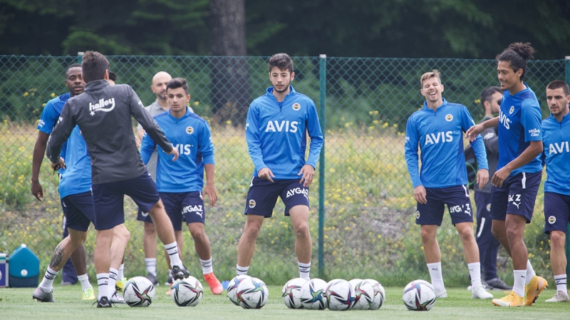 <p>Ancak bu durum Vitor Pereira için sürpriz olmadı. Yardımcılarıyla beraber kadrosundaki futbolcuların geçen sezonki performanslarını detaylıca inceleyen<b> Pereira, Zajc konusunda önemli bir ayrıntı yakaladı.</b></p>