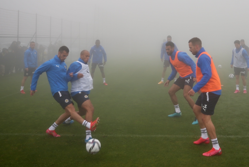 <p>Teknik direktör Vitor Pereira, ilk aşamada kadroda düşünmediği 5 ismi transfer yapmaları için kamptan gönderdi.<b> Barış Alıcı, İsmail Yüksek, Melih Bostan, Emir Miray Köksal </b>ve <b>Murat Sağlam</b> Topuk Yaylası'ndan ayrıldı.</p>