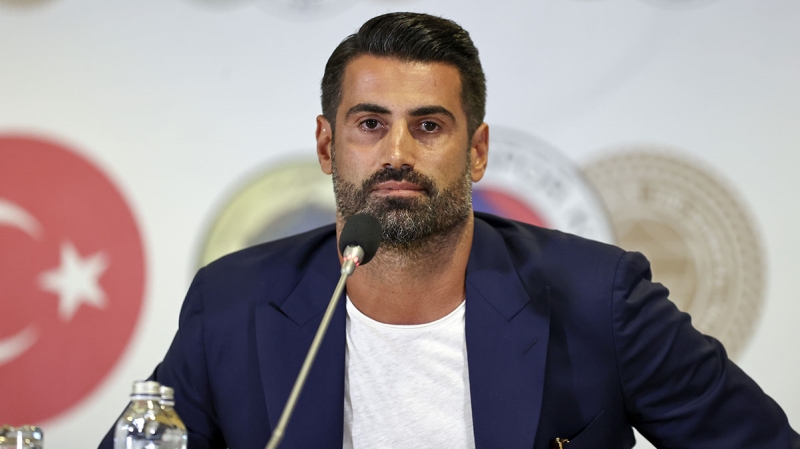 <p><b>Vitor Pereira</b>'nın 2. döneminin başlamasıyla teknik direktör <b>Emre Belözoğlu, Marco Aurelio</b> ve yardımcı teknik direktör<b> Volkan Demirel</b> ile yollar ayrıldı. Volkan Demirel, kariyerine Türkiye'de devam edeceğini açıkladı.</p>