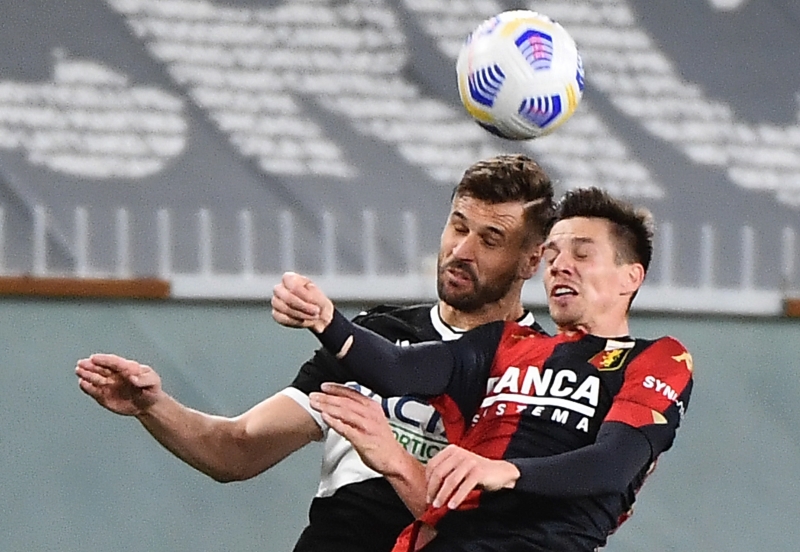 <p>Genoa'da geçen sezon 33 resmi maça çıkan Zajc, 1 gol 3 asistle oynamıştı. Vitor Pereira da 3-4-3 sistemini takımına hemen adapte etmek istediği için Sloven oyuncunun rahat edeceğini düşündü ve hazırlık maçlarında bilhassa görmek istedi.</p>