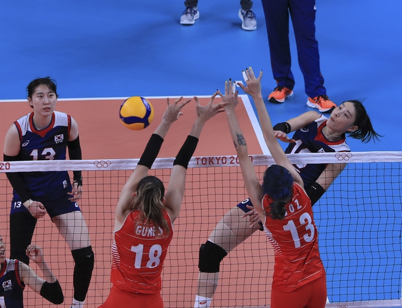 <p>Üçüncü sete de Türkiye, çok kötü manşet alarak başladı ve Güney Kore, 5-1'lik üstünlükle Guidetti'ye molayı aldırdı.</p>