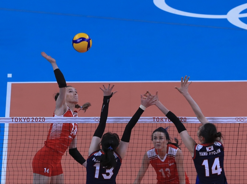 <p>Blok sayılarıyla seti 15-15'te dengeyi getiren ay-yıldızlı ekip, kaptan Eda Erdem Dündar'ın iyi oyunuyla üstünlüğü de ele aldı ve 17-16 öne geçti.</p>