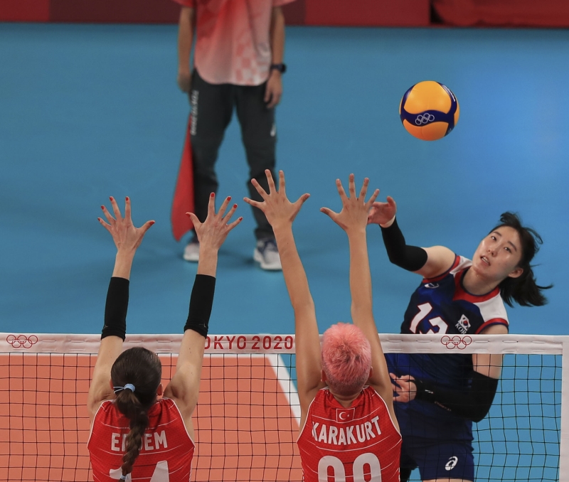 <p>Milli takımın kötü manşet aldığı ikinci sette Güney Kore, iyi servis atarak 17-7'lik üstünlük kurdu. </p>