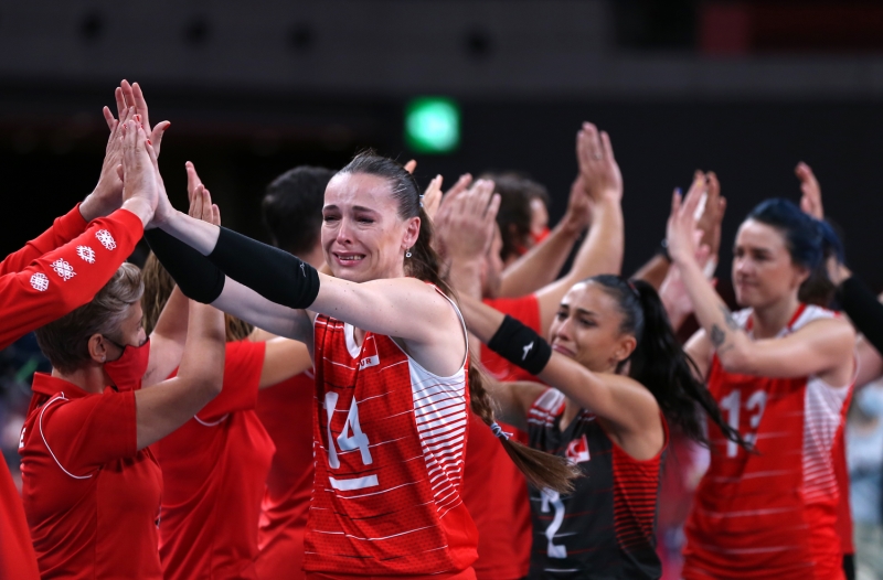 <p>Bazı sporcuların gözyaşlarını tutamadığı görüldü.</p>