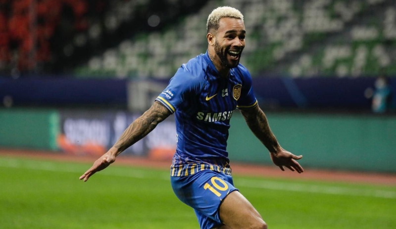 <p>Siyah beyazl�lar, g�ndeminde bulunan oyunculara en k�sa s�rede imza att�rmak istiyor. Y�netim, ilk �nemli hamleyi Alex Teixeira ile yapacak.</p>