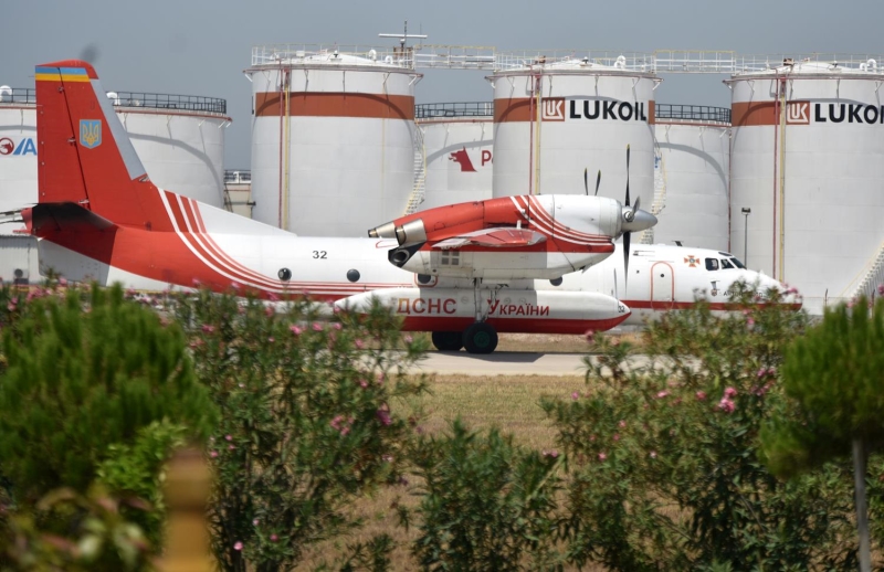 <p>Ukrayna'dan s�nd�rme �al��malar�na kat�lan 8 ton kapasiteli, 4 su tank�na sahip olan u�ak, su bo�altma i�lemini, t�m tanklardan e� zamanl� olarak ya da belirli aral�klarla s�rayla da yapabiliyor. S�nd�rme u�aklar� alevlere nokta at��� su b�rakmas�yla, yang�nla m�cadelede etkin rol oynad�.</p>