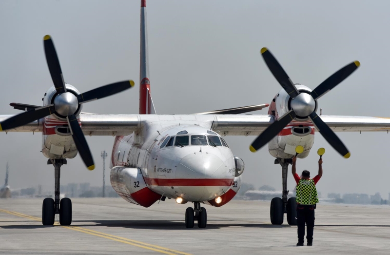 <p><b>KOMUTA MERKEZ� KOORD�NAT VER�YOR</b></p><p>Ukrayna'dan gelen s�nd�rme u�aklar�n koordinat�r pilotu Fatih D�zg�n, u�akta 2 kaptan, bir navigasyon subay� ve u�u� m�hendisinin bulundu�unu s�yledi. </p>