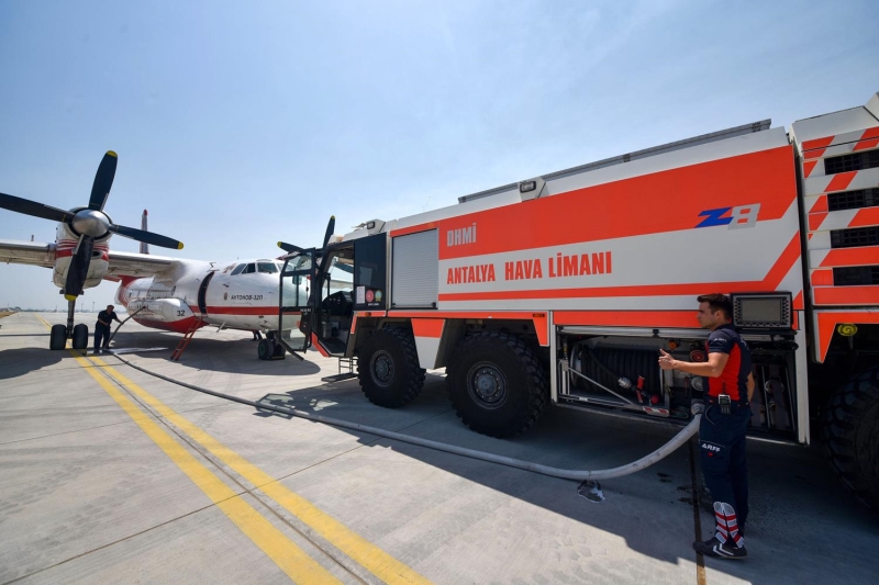 <p>�� de�i�ikli�i nedeniyle bo�ta oldu�u s�re�te g�n�ll� olarak s�nd�rme �al��malar�na kat�ld���n� aktaran D�zg�n, u�u�a ��kmadan �nce koordinasyon merkezinden hangi noktaya su atacaklar� y�n�nde koordinatlar�n kendilerine komuta merkezi taraf�ndan bildirildi�ini anlatt�.</p>