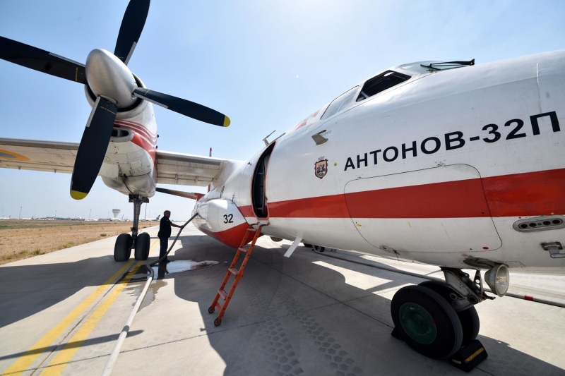 <p>15 dakikal�k yak�t ve su dolumunun ard�ndan havalan�p hedef b�lgesine ba�ar�l� at��lar i�in m�cadele etiklerine de�inen D�zg�n, 'T�rk pilotlar� olarak do�ru yere at��lar�n yap�lmas� i�in canla ba�la �al���yoruz. B�lgenin elverdi�i derecede yang�na yak�n su at��� yap�yoruz. Zaman zaman riskli duman i�i at�� oluyor. �n�m�z� g�remedi�imiz zaman nadir de olsa y�ksek at�� yap�l�yor. Engebeli arazide �al��mak �ok zor. Elektrik direklerinin, tellerinin elverdi�i �ekilde alevlere yakla��yoruz. G�r�� a��ksa a�a�lar�n �zerinden su b�rak�p birden y�kselmeye ba�l�yoruz. �o�u zaman dumanlar� i�erisinde u�uyoruz' dedi.</p>