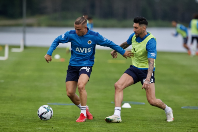 <p>Lyon, uzun süredir Yunan futbolcunun peşinde. Hatta 8 milyon Euro'luk teklif de yaptılar ama kabul edilmedi. Sarı-Lacivertliler, Dembele için Pelkas'ı takasta kullanarak maliyeti düşürme formülünü masaya yatırdı.</p>