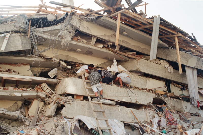 <p>Depremden İstanbul'da en çok Avcılar zarar görürken, ilçede 270 kişi hayatını kaybetti, yüzlerce kişi de yaralandı. 1823 konut ve 326 iş yerinin yıkıldığı ya da ağır hasar gördüğü ilçede, 5 bin 106 konut ve 872 iş yerinde orta hasar, 3 bin 685 konut ve 461 iş yerinde de hafif hasar meydana geldi.</p>