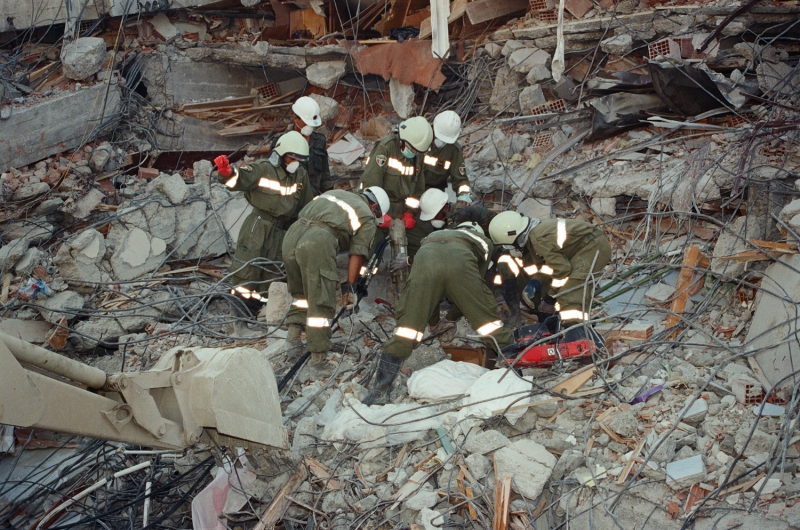 <p><b>- Kocaeli'de depremin izleri silindi</b></p><p>Binlerce insanın yaşamını yitirdiği, ev ve iş yerinin yıkıldığı Kocaeli, 22 yılın ardından facianın acı izlerinden uzak bir görüntü ortaya koyuyor.</p>