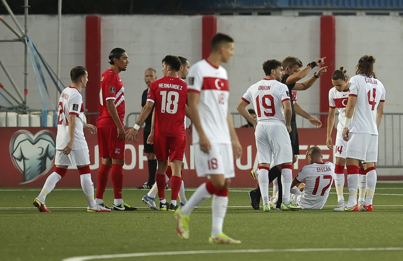 <p><b>ASIL TEHL�KE ZAYIF TAKIMLAR</b></p><p><br></p><p>'T�rkiye'de Fenerbah�e, Galatasaray, Be�ikta�, Trabzonspor'a oynarken Altayl�, Ankarag��l�, Karab�kl� oyuncu b�rak, o m�cadele eder. Benim i�in tehlike, d��me m�cadelesine oynayan tak�ma haz�rlan�r. Yoksa 4-3-3, 4-2-3-1 hikaye.'</p>