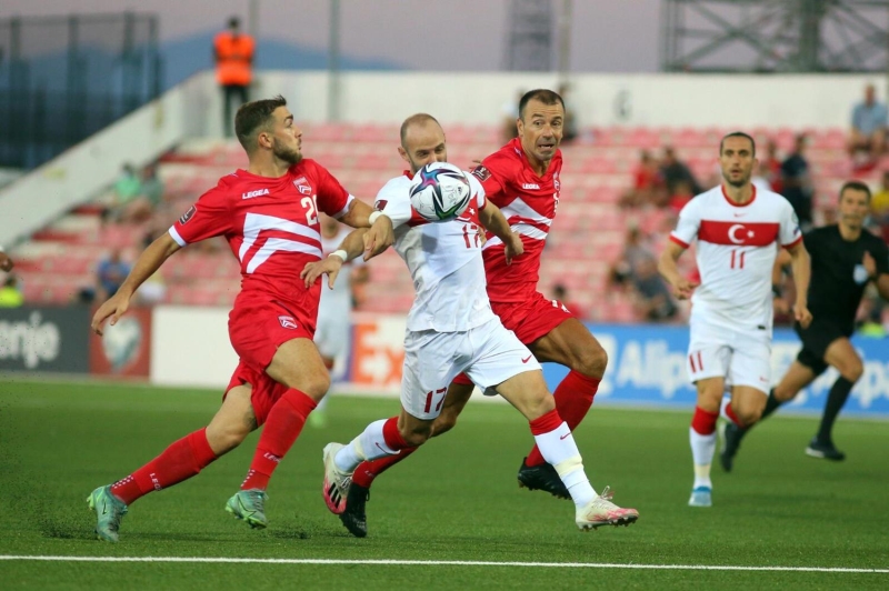 <p><b>'M�LL� TAKIM'IN NE �EKL� VAR?'</b></p><p><br></p><p>'Bizim Milli Tak�ma bak bug�n. Ne �ekli var? Giren, ��kan, oynayan... Adam 3 defa 4 ki�iyi falan ge�ti, birinde topu aya��ndan a�t�. Adam 3 ki�inin alt�ndan �st�nden girdi ��kt�.'</p>