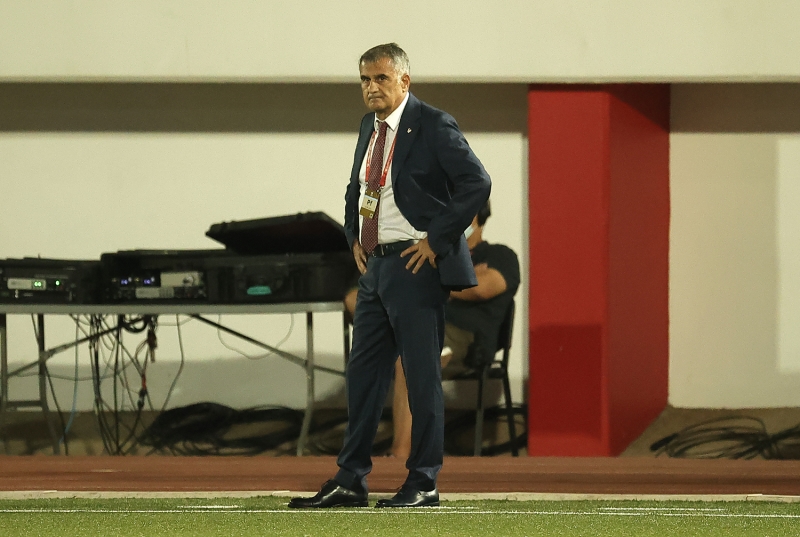 <p><b>'�ENOL G�NE� FUTBOLCULARA TUHAF GEL�YOR'</b></p><p><br></p><p>'Milli tak�m futbolcular� art�k teknik heyeti mi be�enmiyor, �enol G�ne� ile mi elektrikleri tutmuyor. Daha �ok d��ar�da oynayan oyuncular. Onlar�n orada g�rd�kleri antrenman, g�rd�kleri teknik adamlar, ya�ad�klar�yla T�rkiye'ye gelince �enol G�ne� onlara tuhaf geliyor. Aradaki olay bu. �ok net. Pek iyi de�il dava. �yle g�r�n�yor.'</p>