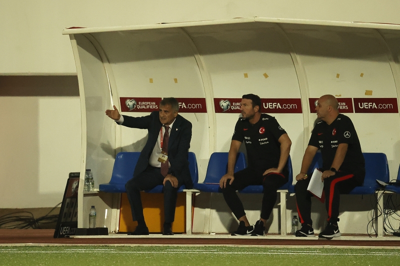 <p><b>FUTBOLCULAR �ENOL G�NE�'� SALLAMIYOR</b></p><p><br></p><p>'Bu kaliteli bir milli tak�m, iyi oyuncular�m�z var ama a��� helvay� yapam�yor, �n�me yeme�i getiremiyor. Bu tak�m Hollanda'y�, Fransa'y� yeniyor. Bunlar� yapam�yorsa bir tek teknik adamd�r bu. Futbolcular o ma�lara konsantre oluyorlar, a���y� sallam�yorlar. �enol G�ne� istedi�i kadar konu�sun. Hollanda ma��na farkl� ��kar top�u. Bu ma�a ba�ka ��kar. Bu ma�a bana teknik adam laz�m. Hollanda ma��na de�il.'</p>