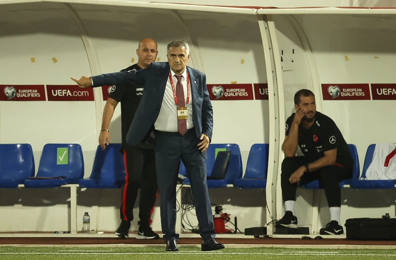 <p><b>'CENG�Z �NDER'� �Y� OYNARKEN �IKARDI'</b></p><p><br></p><p>'Ge�en ma� Cengiz iyi oynuyor. Ma� bitiyor. Aya��nda top tutan, �al�m atan oyuncuyu almayacaks�n oyundan. Hele ki moralli. Onu b�racaks�n, �zellikle ona top atacaks�n. Kalenden uzak olacak, 60-70 metrede yapacak ve ma�� bitirecek. Top oynayan oyuncuyu tutacaks�n, defans almayacaks�n.'</p>