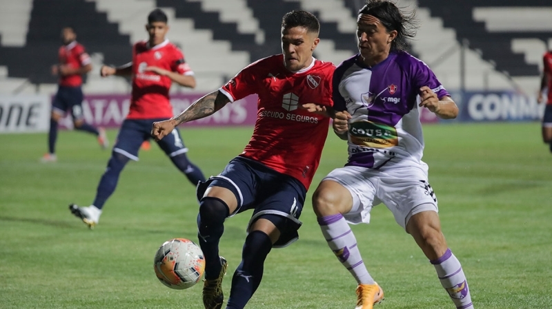 <p>Takma son olarak bir sa ve sol bek takviyesi yapmak isteyen Kanarya'nn gndeminde, <b>Independiente </b>formas giyen <b>Fabricio Bustos</b> vard.</p>