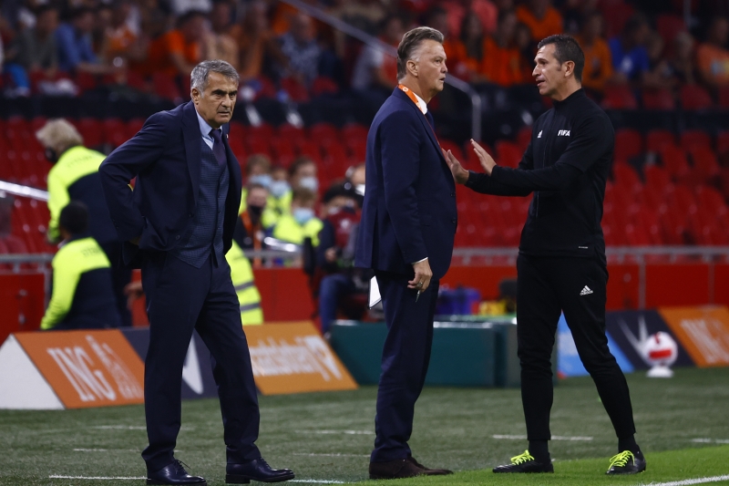 <p>Gne, 2000-2004 yllar arasnda da A Milli Takm teknik direktrl yapt.</p>