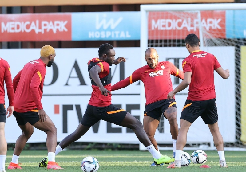 <p><b>DIAGNE ÖNDE BAŞLIYOR </b></p><p><br></p><p>Öte yandan sarı-kırmızılılarda Diagne, Muhammed ve Halil Dervişoğlu'ndan kimin maça 11'de başlayacağı merak ediliyordu. Terim'in Diagne ile zorlu karşılaşmaya başlayıp Mustafa Muhammed ve Halil Dervişoğlu'nu hamle oyuncusu olarak sahaya süreceği öğrenildi.</p>