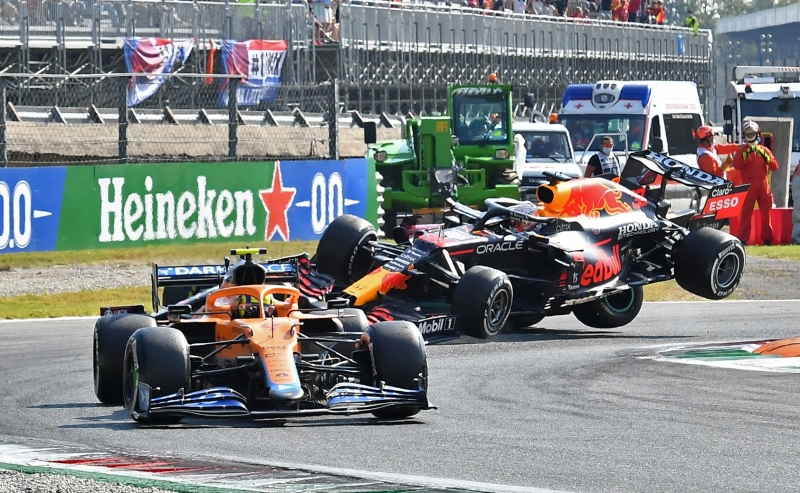 <p>Hamilton pit ��k��� sonras� Verstappen ile yan yana geldi.</p>