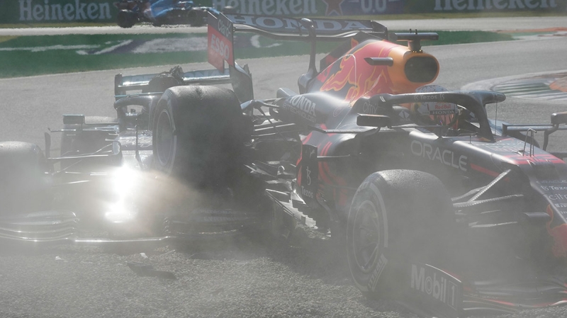 <p>�lk virajda Lewis Hamilton i�te, Max Verstappen ise d��ta kald�.</p>