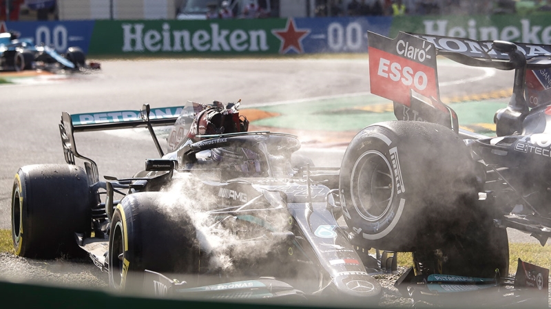 <p>�arp��man�n sonucunda Max Verstappen, Lewis Hamilton'un �st�ne ��kt� ve her iki pilot da yar�� d��� kald�.</p>