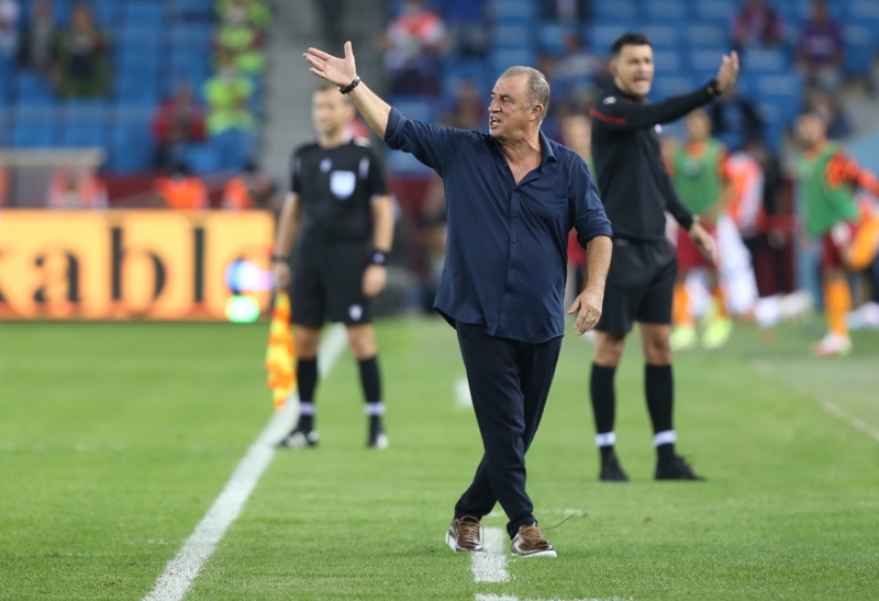 <p>Binlerce yorum yağdı</p><p>Resmi sitenin Fatih Terim gönderisinin altına binlerce yorum yağarken, büyük bir kesim puan kaybının deneyimli çalıştırıcının tercihleri nedeniyle yaşandığını belirtti.</p>
