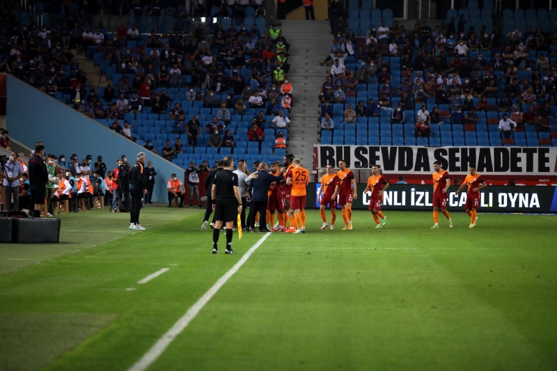 <p>Twitter'da da binlerce Galatasaray taraftarı, Fatih Terim'in son dönemde oldukça formsuz olduğunu ve art arda gelen beraberliklerin de bu sebepten kaynaklandığını dile getirdi.</p><p>Fanatik</p>