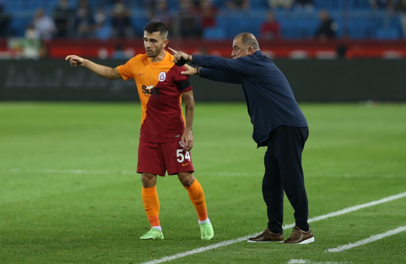 <p>Özellikle ikinci yarının hemen başında Emre Kılınç ve Morutan'ı oyundan alan ve Aytaç Kara ile Ryan Babel'i sahaya süren tecrübeli hoca, puan kaybının ardından adeta topa tutuldu. </p>