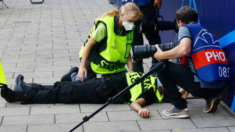 <p>Güvenlik görevlisi kadın maç sonrasında forma ile fotoğrafını paylaştı.</p>